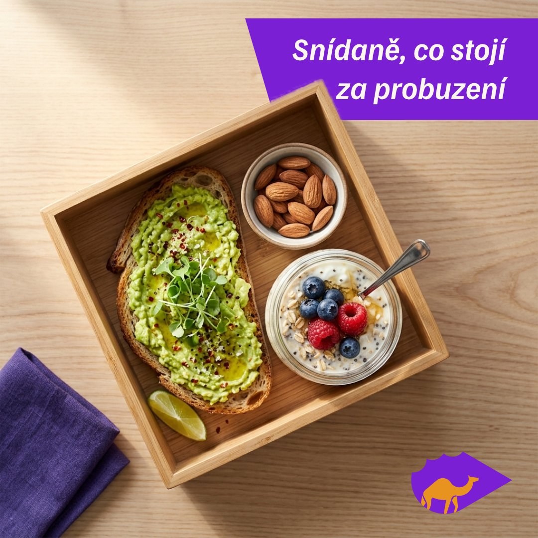 Instagram post Snídaně, co stojí za probuzení, dřevěný tác se snídaní a fialovým panelem