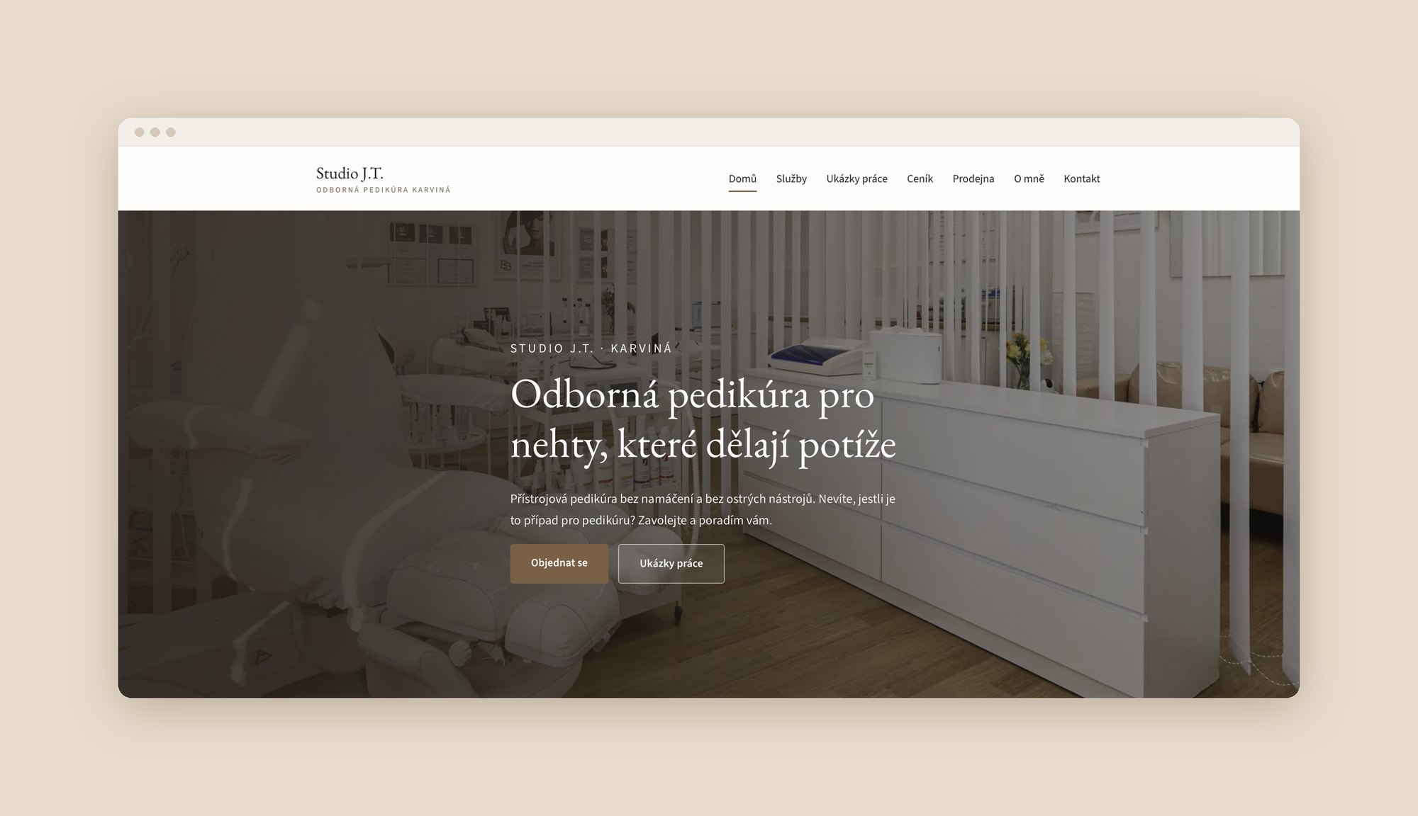 Úvodní stránka webu Studia J.T. na desktopu, nadpis Odborná pedikúra pro nehty, které dělají potíže